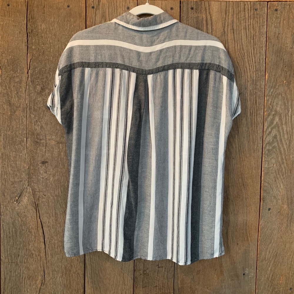 Thread Supply: Linen Button-Up - Picture 2 of 2